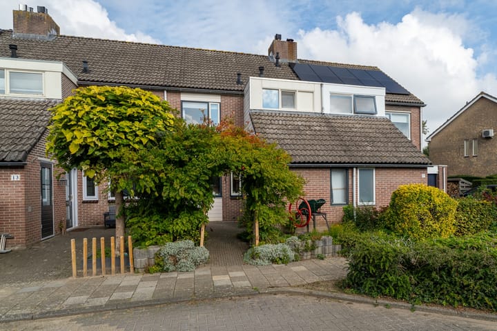 Van Hogendorpstraat 15 in Almkerk