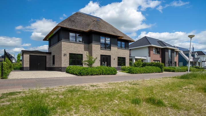Photo of property Van Leeuwenhoeklaan 21, Almelo