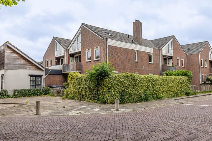 Van Limburg Stirumlaan 32 in Hillegom