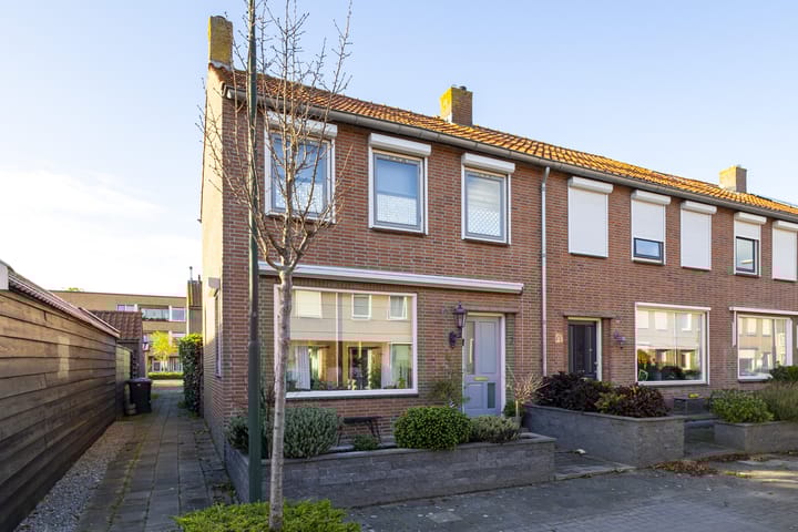 Van Ruysdaelstraat 2 in Hardinxveld-Giessendam foto