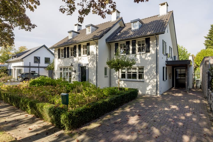 van Tuyll van Serooskerkenlaan 4 in Heeze