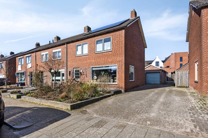 Photo of property Van Uitertstraat 38, Enter