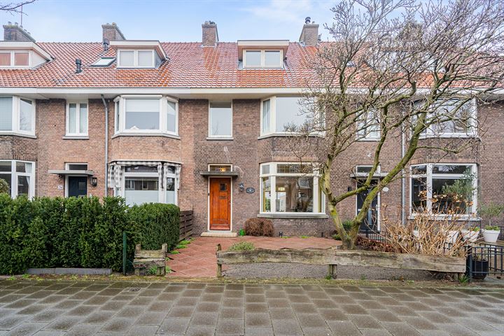 Van Zuylen van Nijeveltstraat 212 in Wassenaar