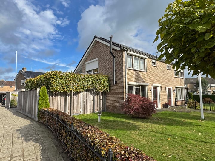 Photo of property vd Duyn v Maasdamstr 13, Coevorden