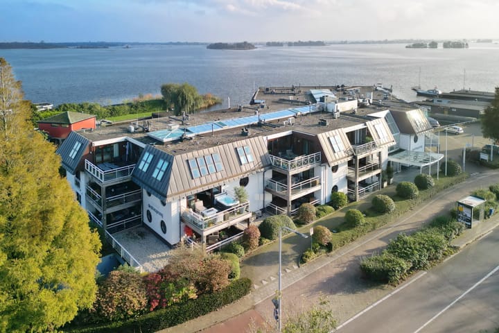 Veendijk 1a-21 in Loosdrecht