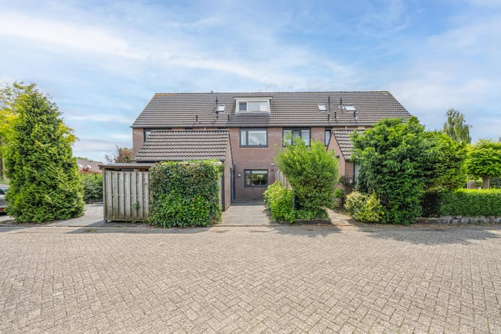 Veertien Hond 110 in Tiel