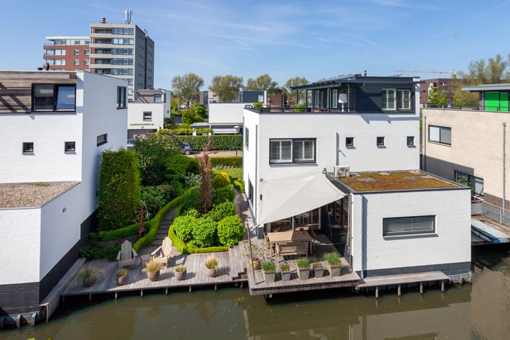Vegakade 2 in Woerden