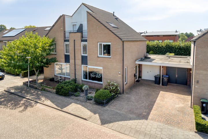 Veldbies 43 in Terheijden foto