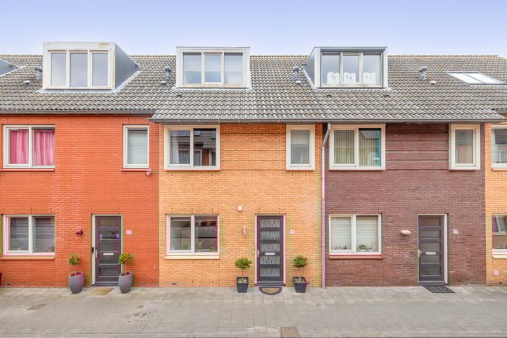 Photo of property Visdijk 21, 's-Gravenhage