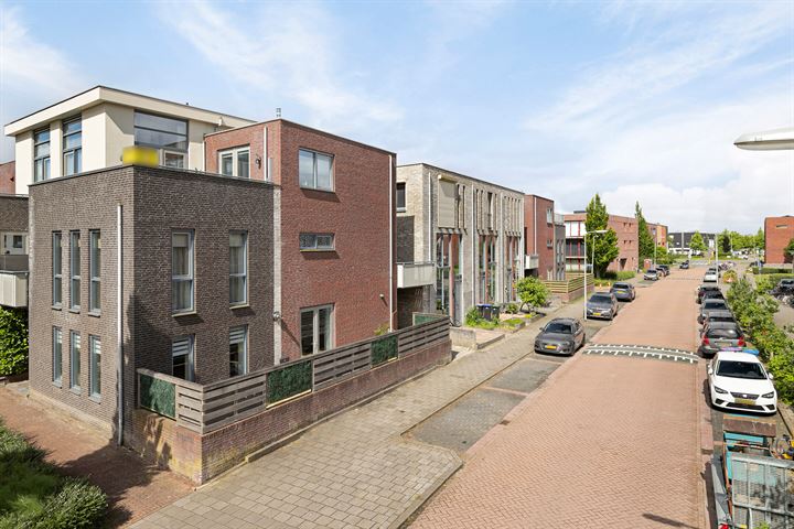 Vroonhoevelaan 1 in Alphen aan den Rijn