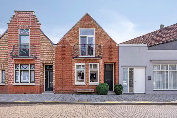 Photo of property Wilhelminalaan 17, Sas van Gent