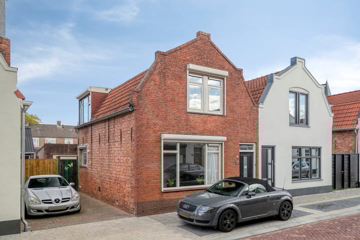 Photo of property Wilhelminastraat 14, Dinteloord