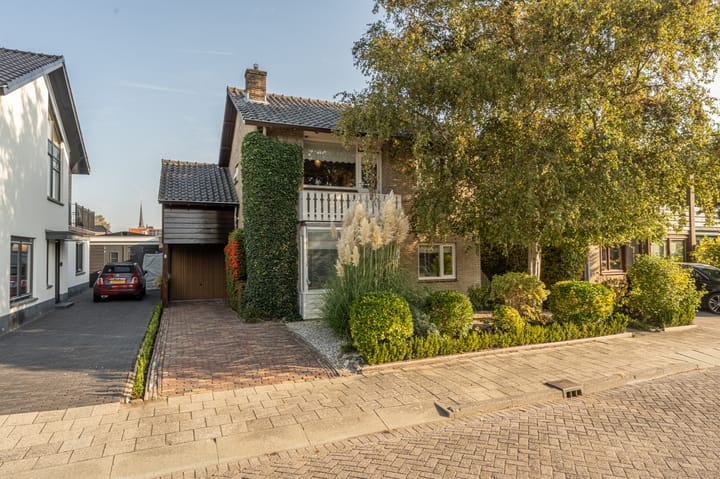 Photo of property Willem Barentszstraat 4, Oud-Beijerland