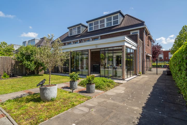 Photo of property Willem van Nieuwenhuizenlaan 20, 's-Gravenhage