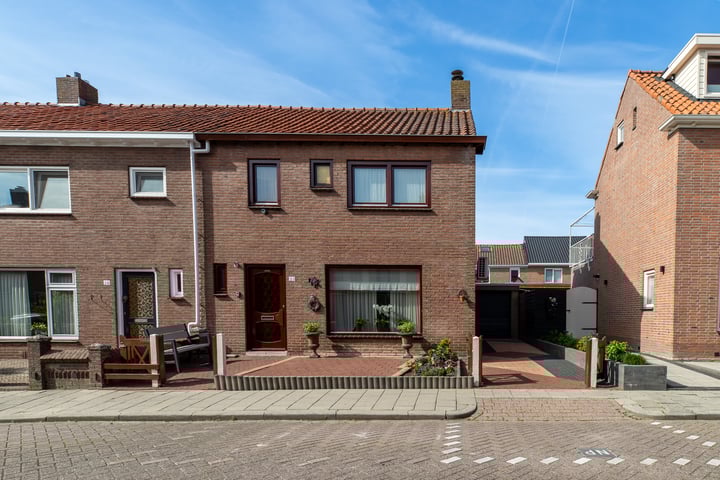 Zeeasterstraat 24 in Urk
