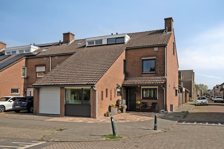 Zuideinde 18 in Dinteloord