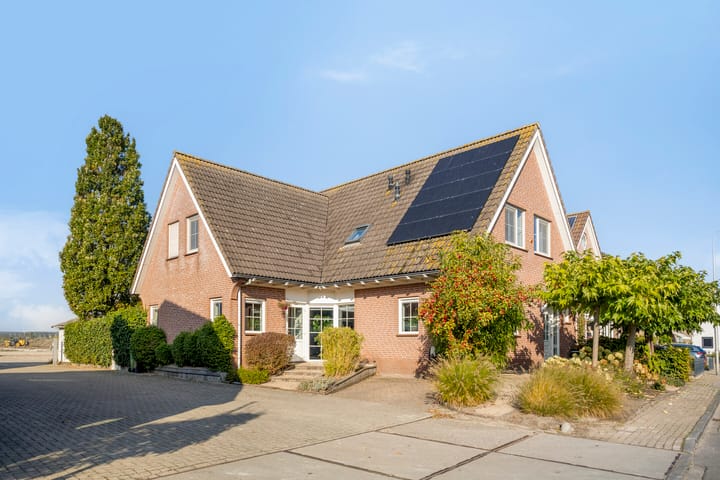 Zuideinde 36a in Roelofarendsveen