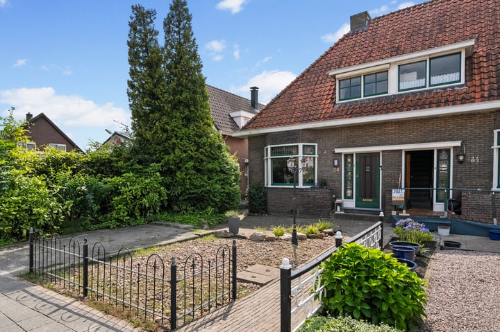 Photo of property Zuideinde 94, Oostzaan