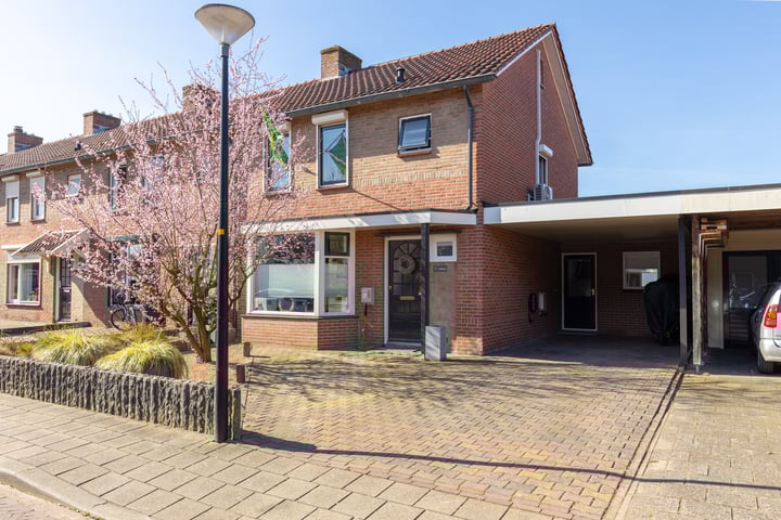 Zwaluwstraat 11 in Winterswijk foto