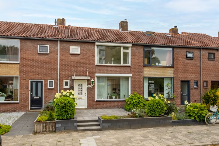 Photo of property Zwaluwstraat 13, Sliedrecht