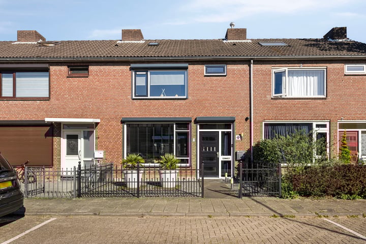 Photo of property Zwaluwstraat 31, Oosterhout