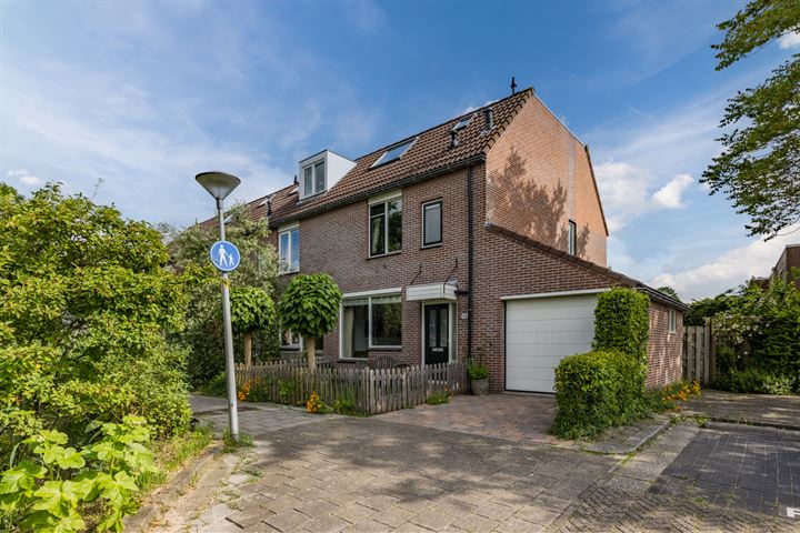 Zwaluwweg 101 in Voorschoten