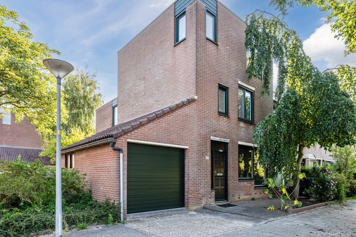 Zwaluwweg 125 in Voorschoten