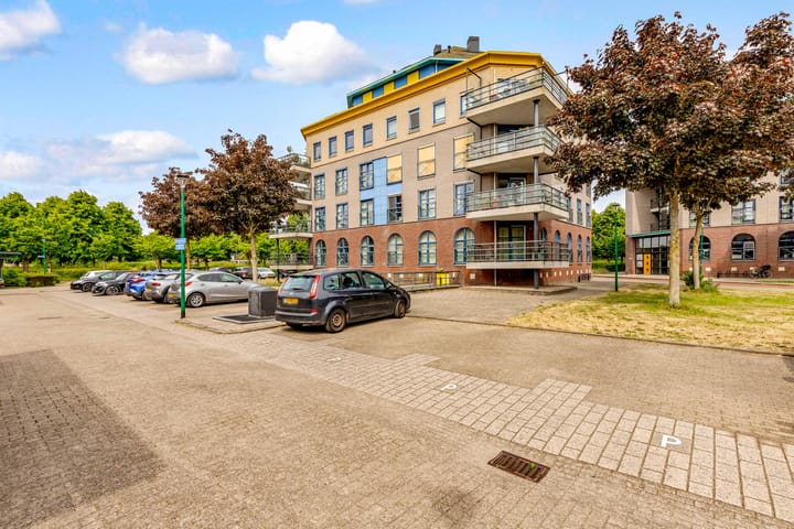 Zwenghout 24 in Houten foto